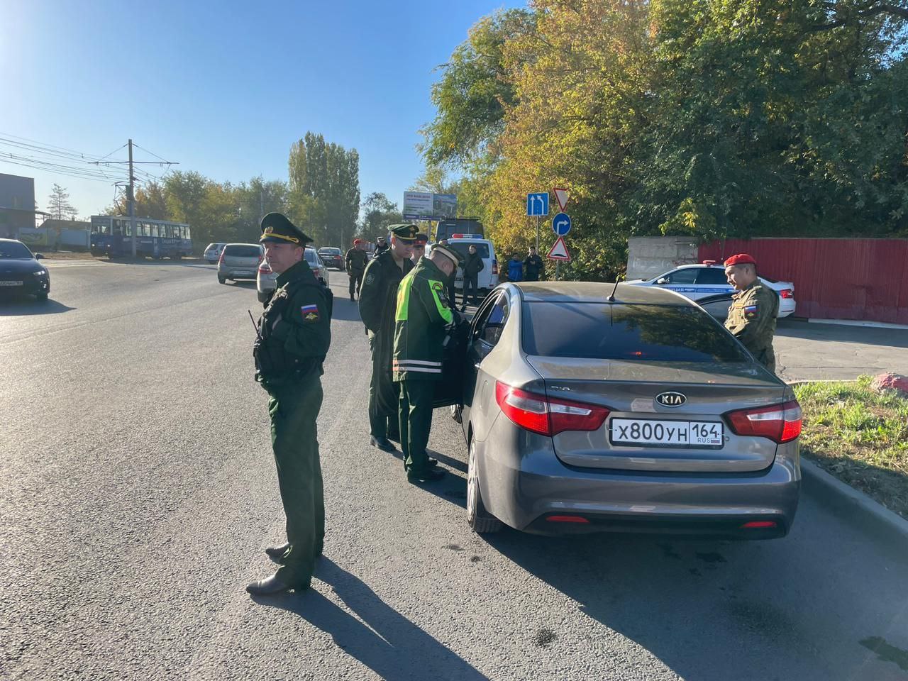 Сегодня в Саратове по инициативе военного следственного отдела СК РФ по Саратовскому гарнизону прошел межведомственный рейд по выявлению незаконных мигрантов и бывших иностранцев, получивших